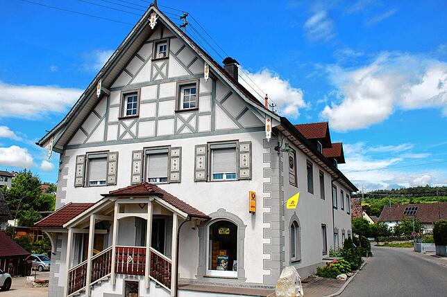 In diesem schmucken Haus befindet sich die Postagentur.