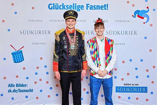 Bild 25: Bilder der SWR-Fasnacht: Narren glänzen vor der SÜDKURIER-VIP-Wand im Konzil
