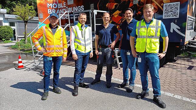 Ihre beiden Unternehmen arbeiten beim Brandschutz zusammen (von links): Markus Linder (Leiter Dienstleistungen der Naturenergie Netze), ...