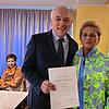 Bürgermeister Jürgen Maas erhält von Rätin Mechtild Biechele (FW) eine Urkunde von Ministerpräsident Winfried Kretschmann und ein ...
