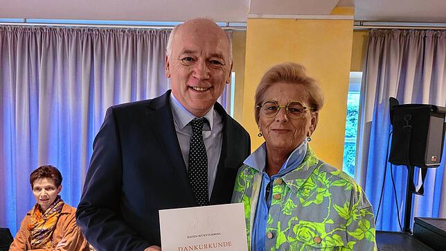 Bürgermeister Jürgen Maas erhält von Rätin Mechtild Biechele (FW) eine Urkunde von Ministerpräsident Winfried Kretschmann und ein ...