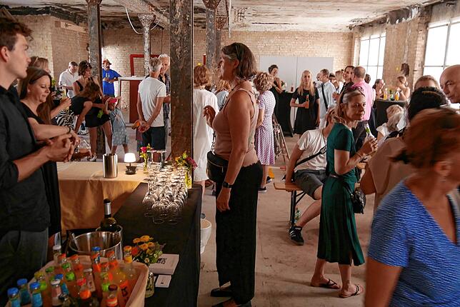 Von Ende Juni bis Anfang August verwandeln sich dann einige Räume in einen Schauplatz für Installationen, Lesungen und Fotos. In einer ...