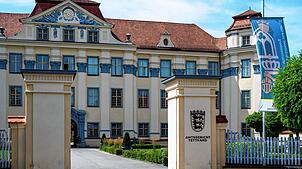 Wegen Nachstellung in Tateinheit mit übler Nachrede, Verleumdung und der Verletzung des Urheberrechts musste sich ein Mann aus ...