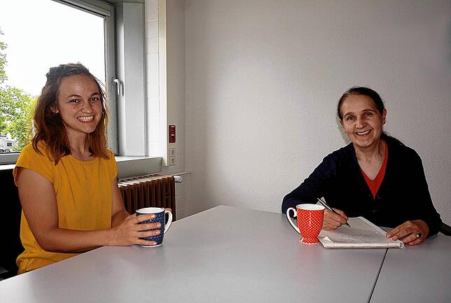 Amanda Frings (links) spricht mit Ursula Freudig über ihre Arbeit und Ziele als Klimaschutzbeauftragte des Landkreises Waldshut.