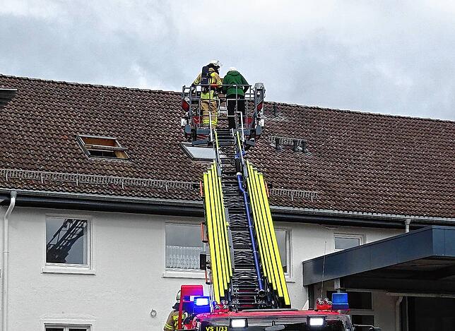 Ein Hausbewohner wird mit der Drehleiter gerettet.
