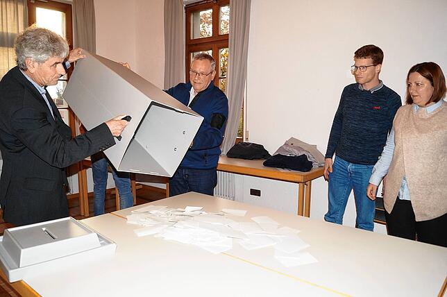 Anspruchsvoll ist die Arbeit der Wahlhelfer, wie hier bei der Kommunalwahl im Vorjahr. Im Bild von links: Klaus Horn, Martin Frick, Till ...