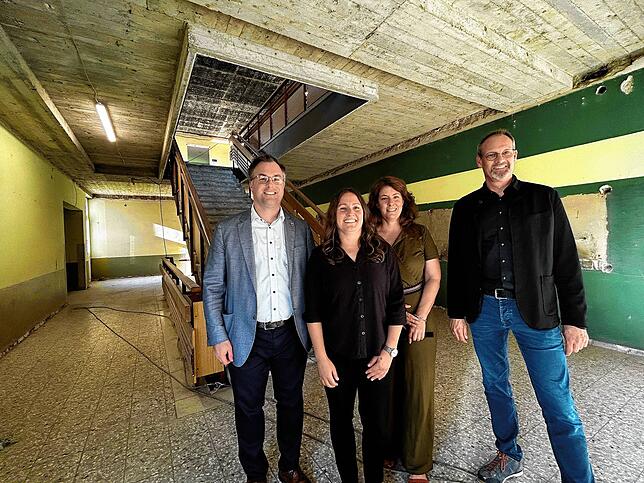 Bürgermeister Ulrich Krieger, Projektleiterin Yvonne Reich, Rektorin Stefanie Brand und Architekt Ernesto Preiser (von links) im ...