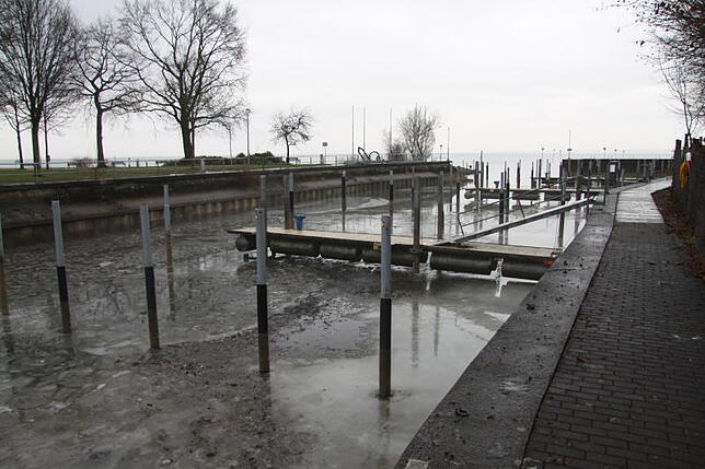 Heute mündet die Brunnisach sehr naturfern in den Hafen des Wassersportvereins Fischbach, der durch den Sedimenteintrag des Flusses ...