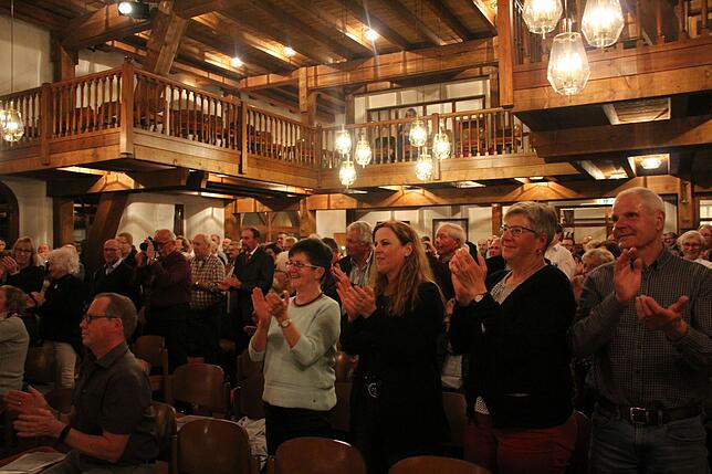 Stehenden Applaus gab es für die Sänger, die anlässlich der Frühjahrstagung des Chorverbands Hochrhein für langjähriges Singen geehrt ...