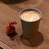 Kaffee mit Herz und Leckerei zum Mitnehmen.