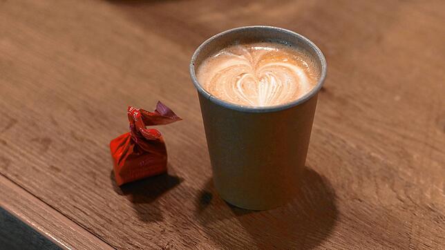 Kaffee mit Herz und Leckerei zum Mitnehmen.