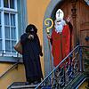 Zogen durch die Gassen von Meersburg: Nikolaus und Ruprecht, in diesem Fall Polizist und Bürgermeister.