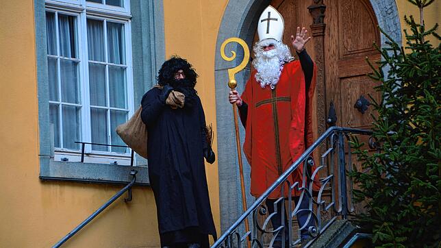 Zogen durch die Gassen von Meersburg: Nikolaus und Ruprecht, in diesem Fall Polizist und Bürgermeister.