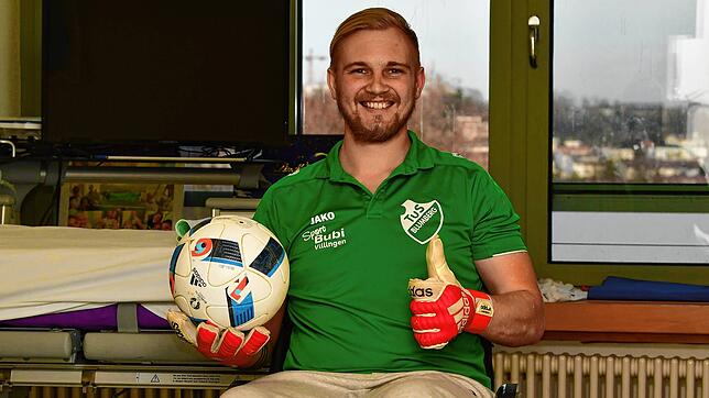 Daumen hoch: Torwart Kevin Simanowski vom TuS Blumberg schöpft nach seinem schweren Arbeitsunfall, der ihn wohl Zeit seines Lebens an ...