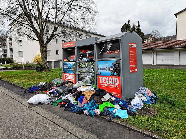 Kein schöner Anblick: Bergeweise türmen sich alte Kleider von den Containern in der Berliner Straße in Tiengen.