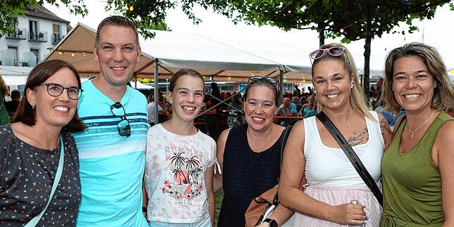 Die Besucher schätzen das familiäre Fest auf dem William-Graf-Platz. Hier feiern alle Generationen gemeinsam.