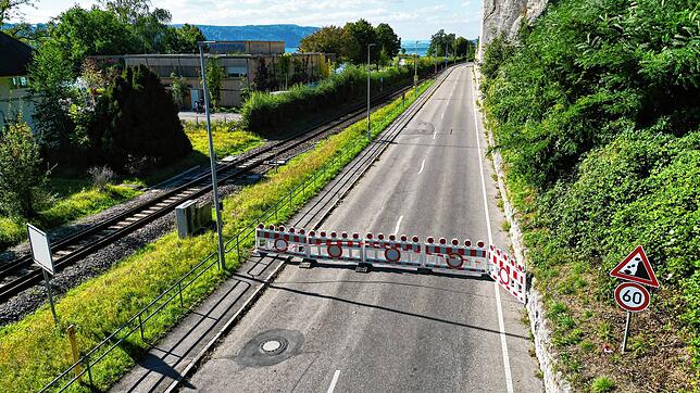 Straßensperrung hinter dem Bahnübergang in der Bahnhofstraße Richtung Sipplingen bis nach Goldbach. Hier hat sich Mittwochnacht ein ...