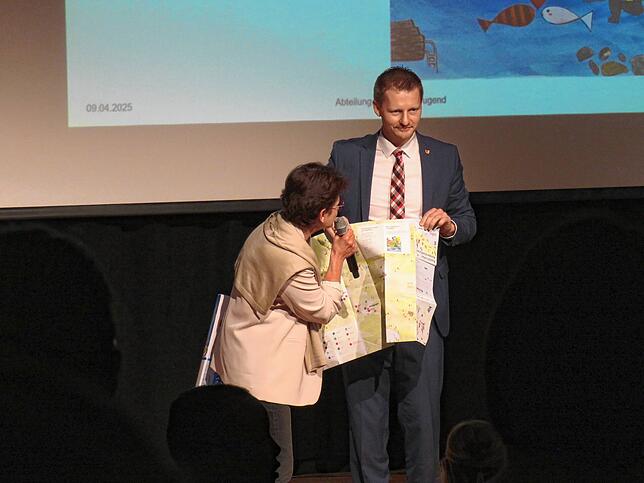 Bürgermeisterin Monika Laule und Oberbürgermeister Simon Gröger präsentieren beim Kinderforum den neuen Kinderstadtplan der Stadt. ...