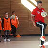 Koordination und Konzentration gehören zum Fußball dazu. Peter Brosi vom DFB-Mobil (rechts) zeigt den Engener Grundschulkindern, wie das ...