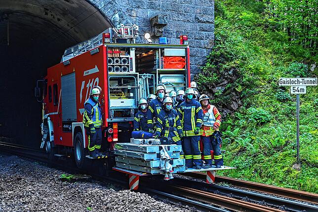 Das Zwei-Wege-Fahrzeug der St. Georgener Feuerwehr fährt auf Schienen an die Einsatzstelle.