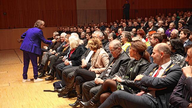 Martin O. mit seinem Loopgerät auf Stimmenfang im Publikum.
