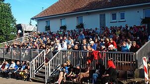 Voll besetzte Ränge bei der Premiere des neuen Klausenhofstückes. Am kommenden Sonntag geht es weiter mit der nächsten Aufführung.