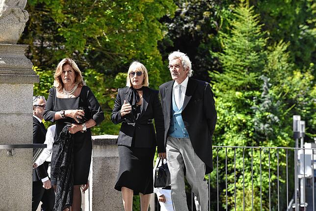 Bild 12: Abschied von Heinrich Fürst zu Fürstenberg: Besucher auf dem Weg in die Donaueschinger Stadtkirche