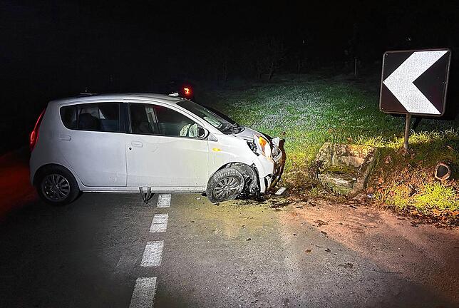 Vermutlich wegen zu hoher Geschwindigkeit kam der 19-Jährige nach rechts von der Straße ab und prallte gegen die steinerne Einfassung ...