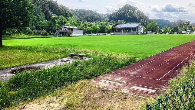 Der Zustand des Sportplatzes am Rande des Gewerbegebietes von Sipplingen, den die Grundschule als Ausweichstandort nutzen soll, ist in ...