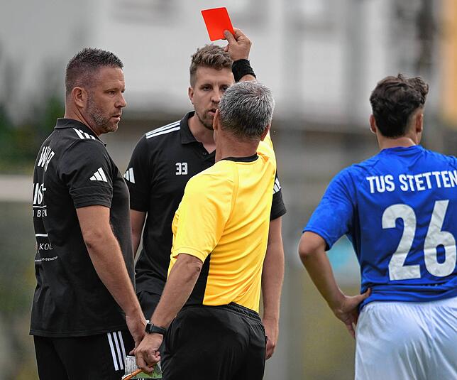 Rot für Co-Trainer: Marco Götz (Nr. 33) hatte sich bei Schiedsrichter Gutmann wegen es nicht sanktionierten Foulspiels lautstark ...