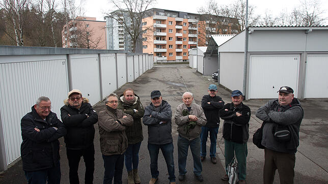 Diese Mieter der Wobak wollen sich nicht damit zufrieden geben, dass ihrer Garagen verschwinden sollen (von links): Otto Lemke, Ferenc ...