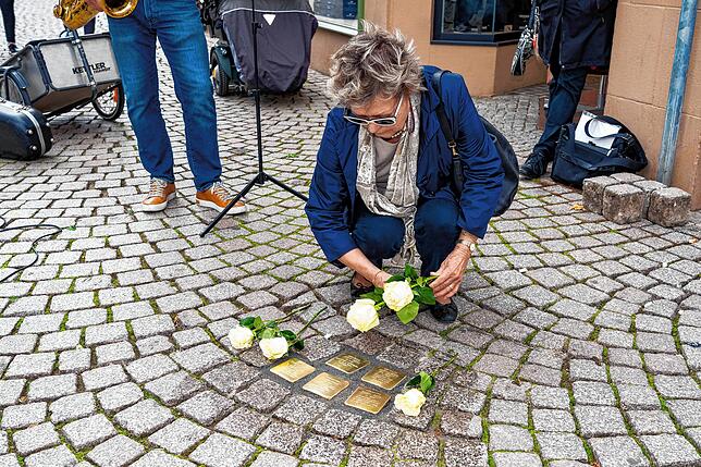 Lee Engelke legt an allen Stolpersteinen weiße Rosen ab.