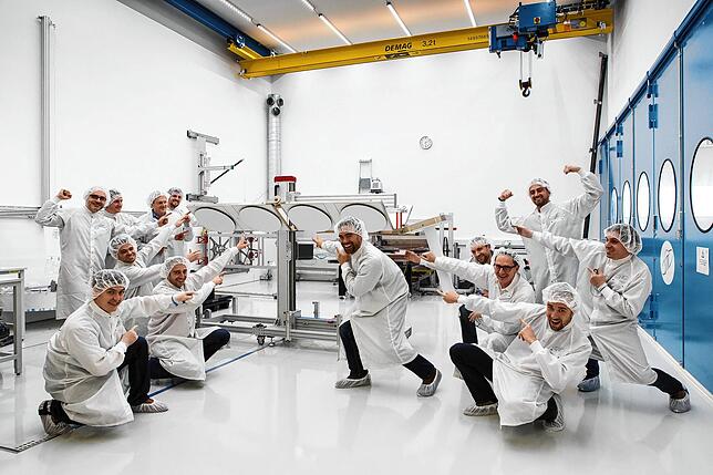 In Feierlaune präsentiert das Team im Jahr 2017 die fertige Antenne fürs Icarus-Projekt. Sie wird an der Raumstation ISS montiert.