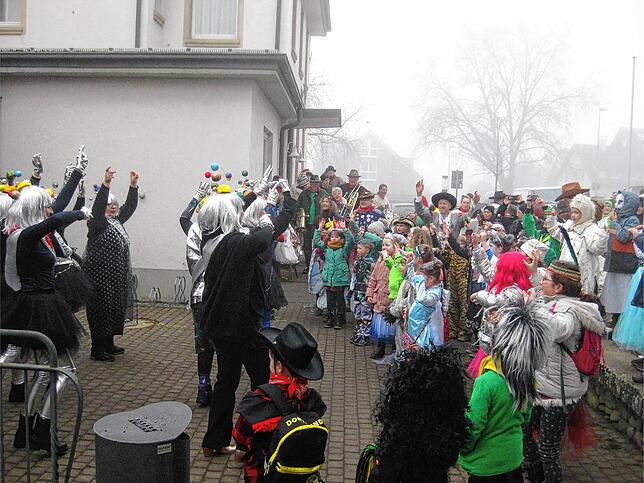 Ausgelassene Stimmung in Güttingen mit den Schimmelreitern