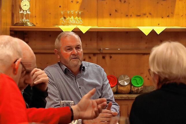 Rudolf Fluck im Gespräch mit Anwesenden seiner Wahlveranstaltung im Gasthof Adler.