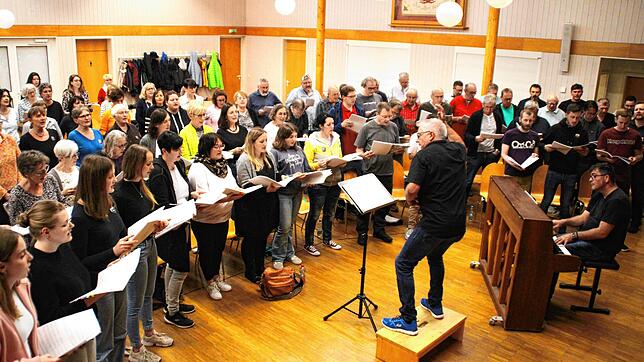 Die Sängerinnen und Sänger des Gesangvereins Dossenbach proben unter Leitung von Jürgen Nass für den großen Auftritt. Bild: Rolf Reißmann