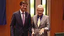 Georg Geiger (rechts) hat von Landrat Zeno Danner den Ehrenring des Konstanzer Kreistages erhalten. 20 Jahre lang war der FDP-Politiker ...