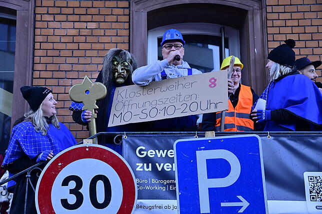 Bild 15: St. Georgen: Narren verschönern Rathausfassade mit ihren Konterfeis - Hier die Bilder!