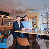 Heinz und Heiko Stärk in der neu gestalteten Bar im Singener Best Western Hotel Lamm. Spiele und warme Acessoires sollen einen Hauch von ...