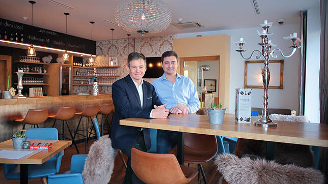 Heinz und Heiko Stärk in der neu gestalteten Bar im Singener Best Western Hotel Lamm. Spiele und warme Acessoires sollen einen Hauch von ...