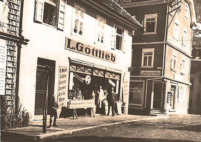 In den 1950er Jahren befanden sich an der Ecke Gartenstraße/Schulstraße zwei Lebensmittelgeschäfte. Das Haus »L. Gottlieb« (links) wurde ...