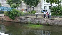 Färbeversuch an der Schiltach nach dem Farbeintrag im Gully. Im Hintergrund die wegen der Malerarbeiten eingehüllte St. Maria Kirche. ...