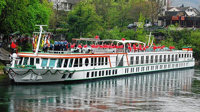 Das Hotelschiff &bdquo;Swiss Ruby&ldquo; bei seiner Schiffstaufe.