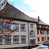 Im alten Lehrerwohnhaus neben der Grundschule (Anbau rechts) kann die Gemeinde Mönchweiler Flüchtlinge nur vorübergehend unterbringen. ...