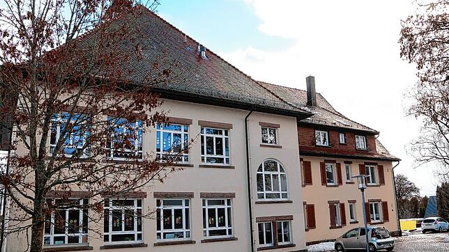 Im alten Lehrerwohnhaus neben der Grundschule (Anbau rechts) kann die Gemeinde Mönchweiler Flüchtlinge nur vorübergehend unterbringen. ...