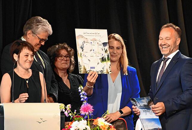 Sandra Domogalla, Stefan Burger, Bettina Keller, Bianca Mack und Matthias Weckbach, der ein Geschenk des Rathaus-Teams erhält.