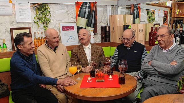Illustre Runde beim Stammtisch im Weinkeller Fritz (von links): Peter Reiher, Paul Seeberger, Burghard von Sondern, Robert Kolb und ...