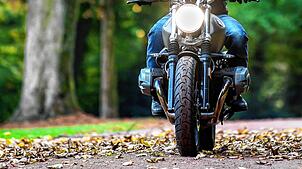 Nach einem Auffahrunfall stürzte ein 49-jähriger Motorradfahrer über den Lenker seiner Maschine. Dabei verletzte er sich und wurde in ...