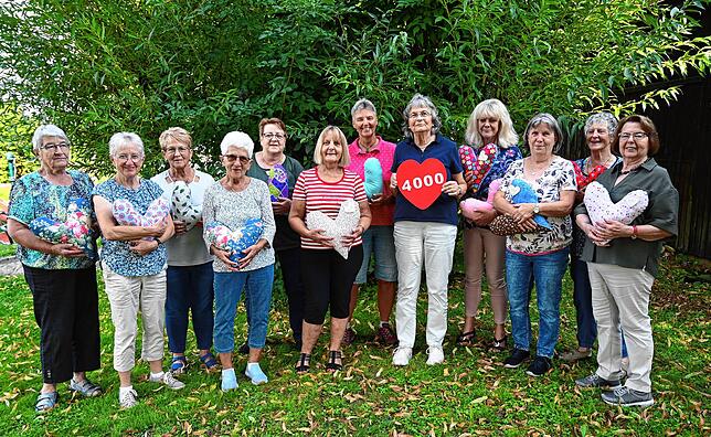 Die beim jüngsten Arbeitseinsatz der Herzkissengruppe des Verbandes Wohneigentum Oberlauchringen anwesenden Näherinnen (von links): Rosa ...