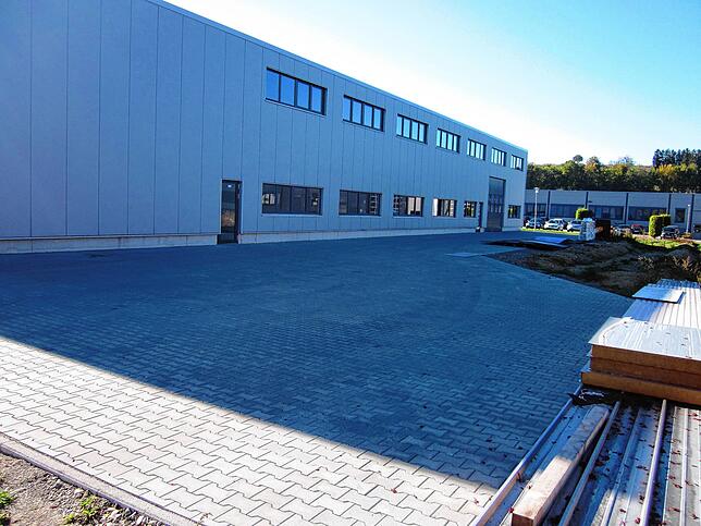 Die zweite, rund 1000 Quadratmeter große Halle entstand im Industriegebiet in Illmensee.